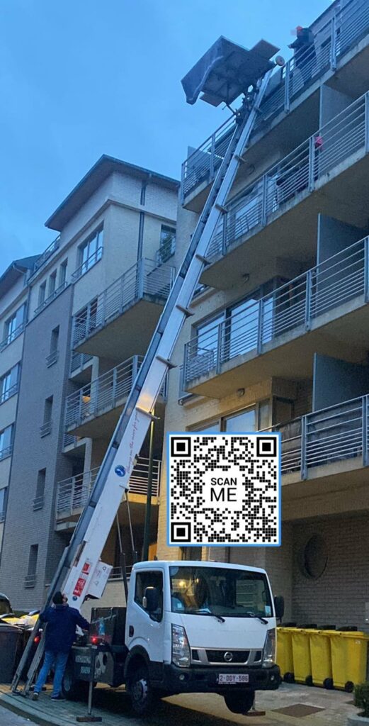 Lift de déménagement vers un immeuble à balcons, avec QR code Ôlift.be