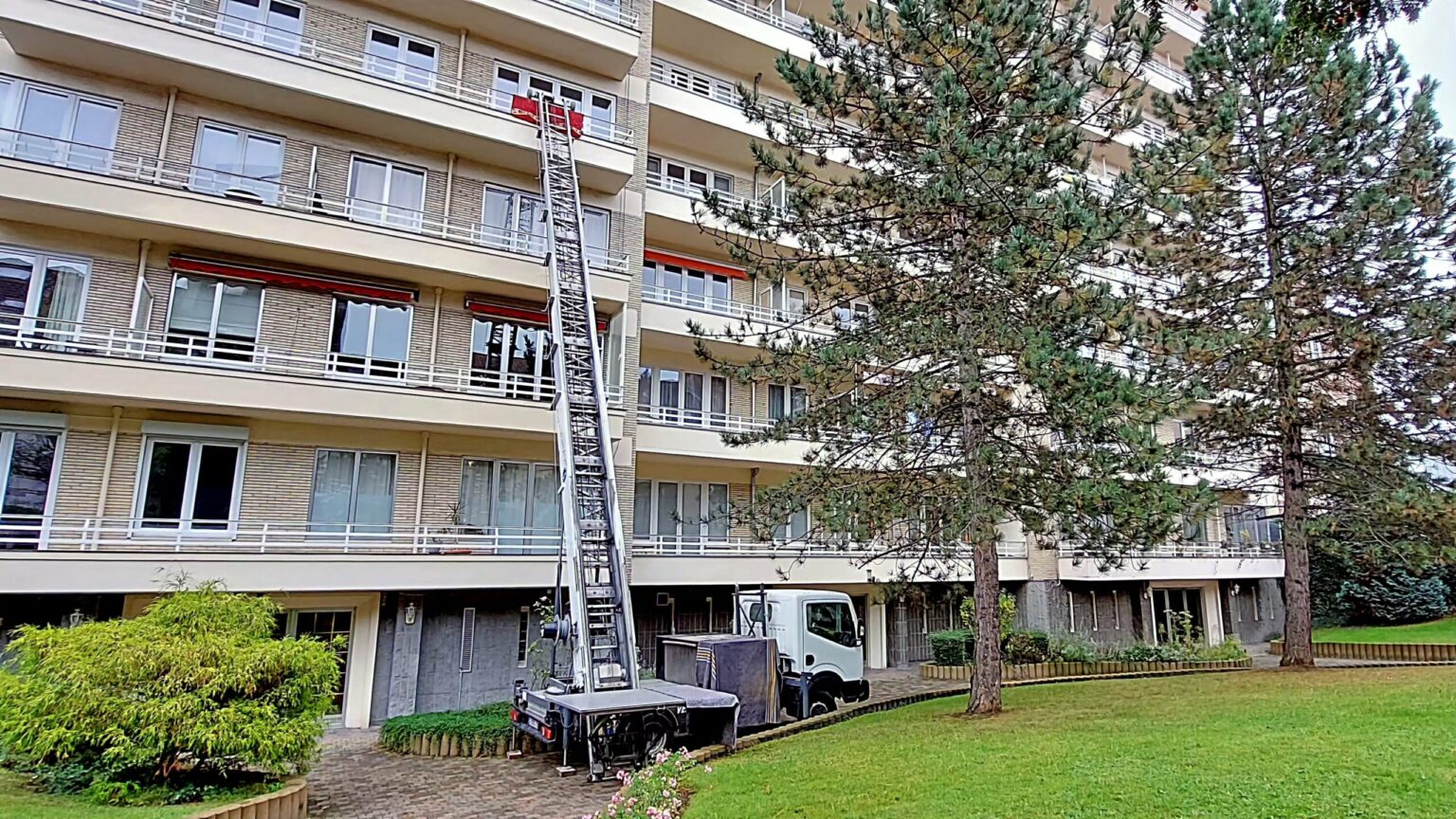 Lift de déménagement Ôlift.be déployé sur 29 m vers un grand immeuble à appartements, à Uccle