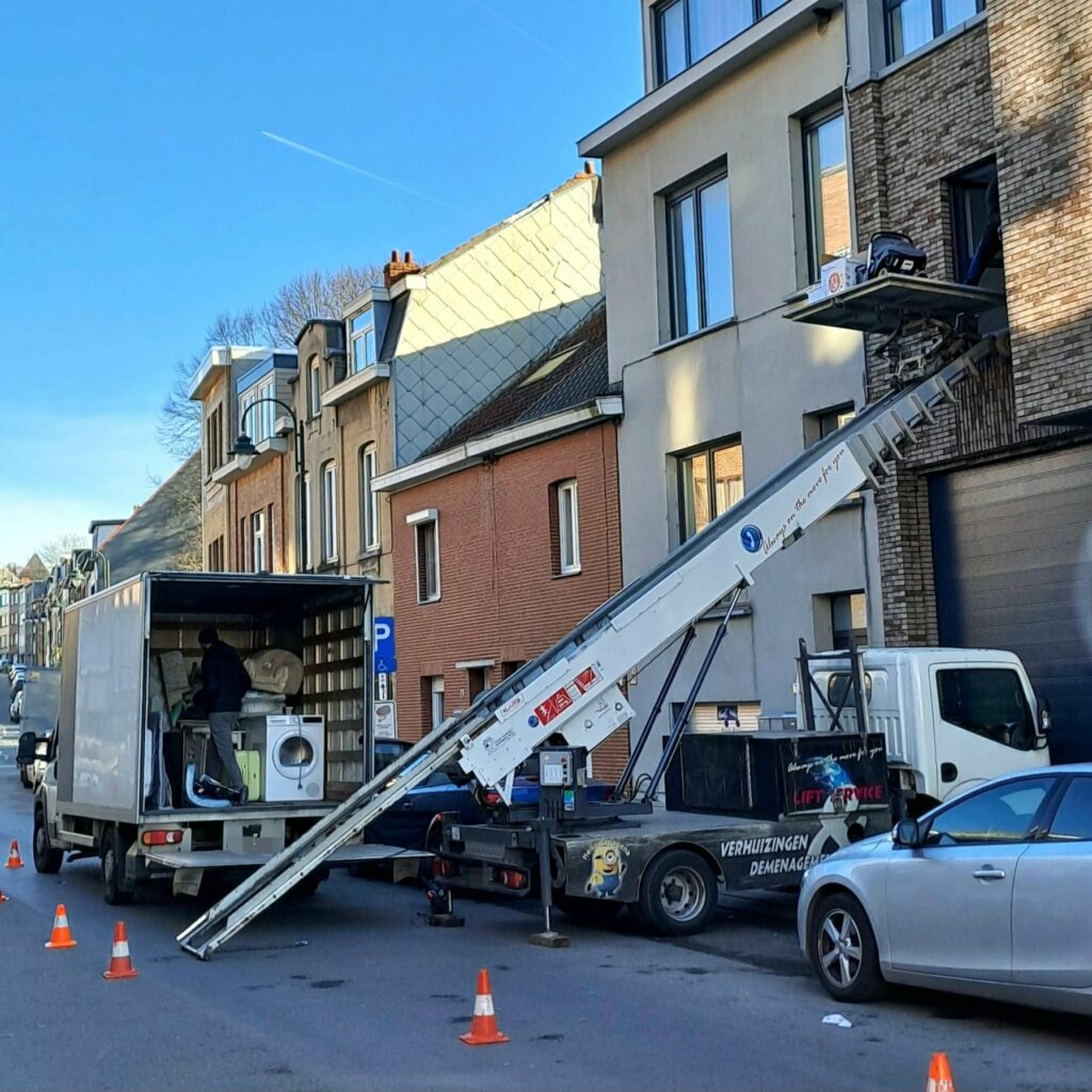 Lift de déménagement et camion ouvert devant une maison