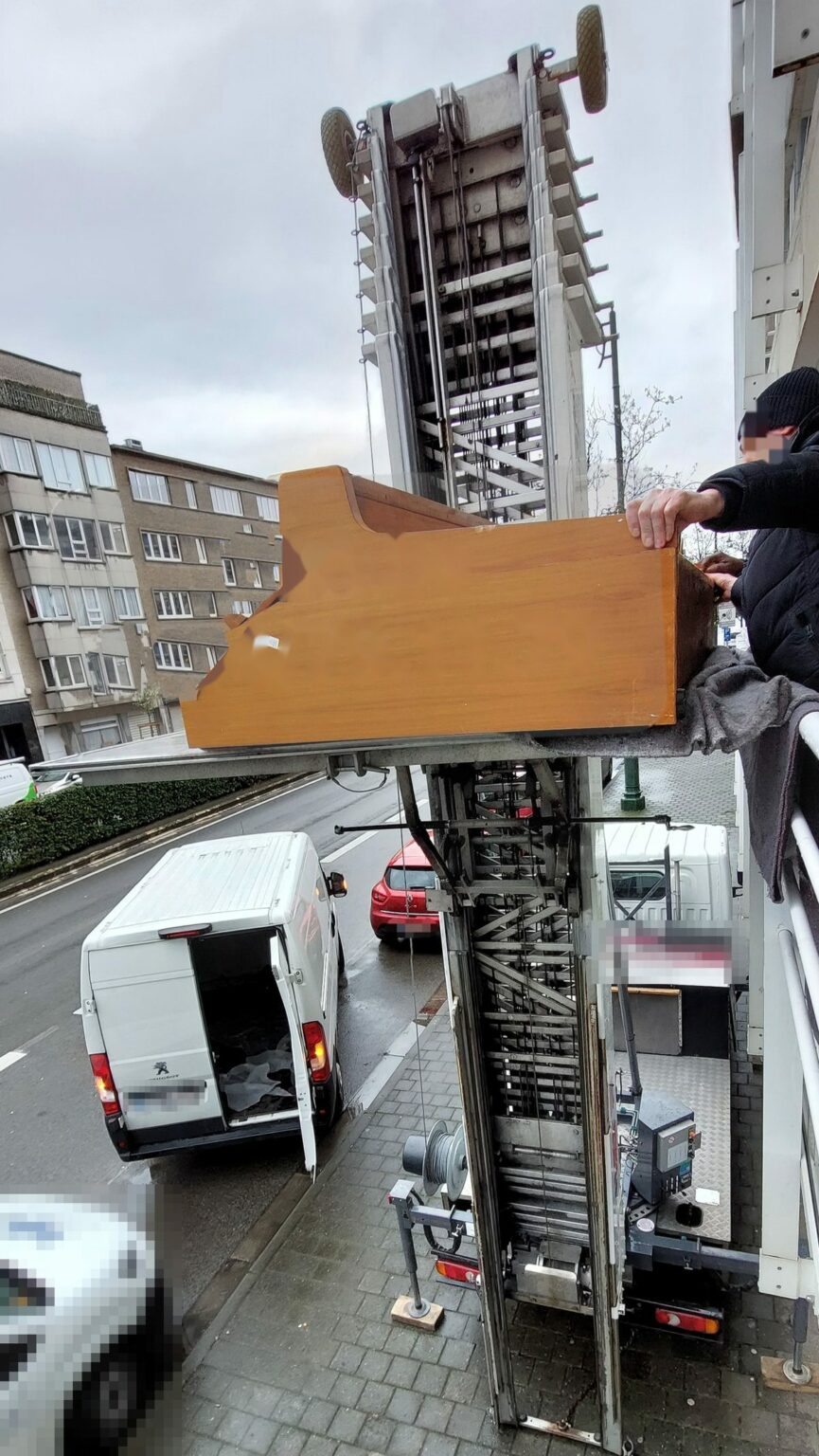 Le piano arrive au balcon sur le plateau du lift Ôlift.be et est réceptionné par le client