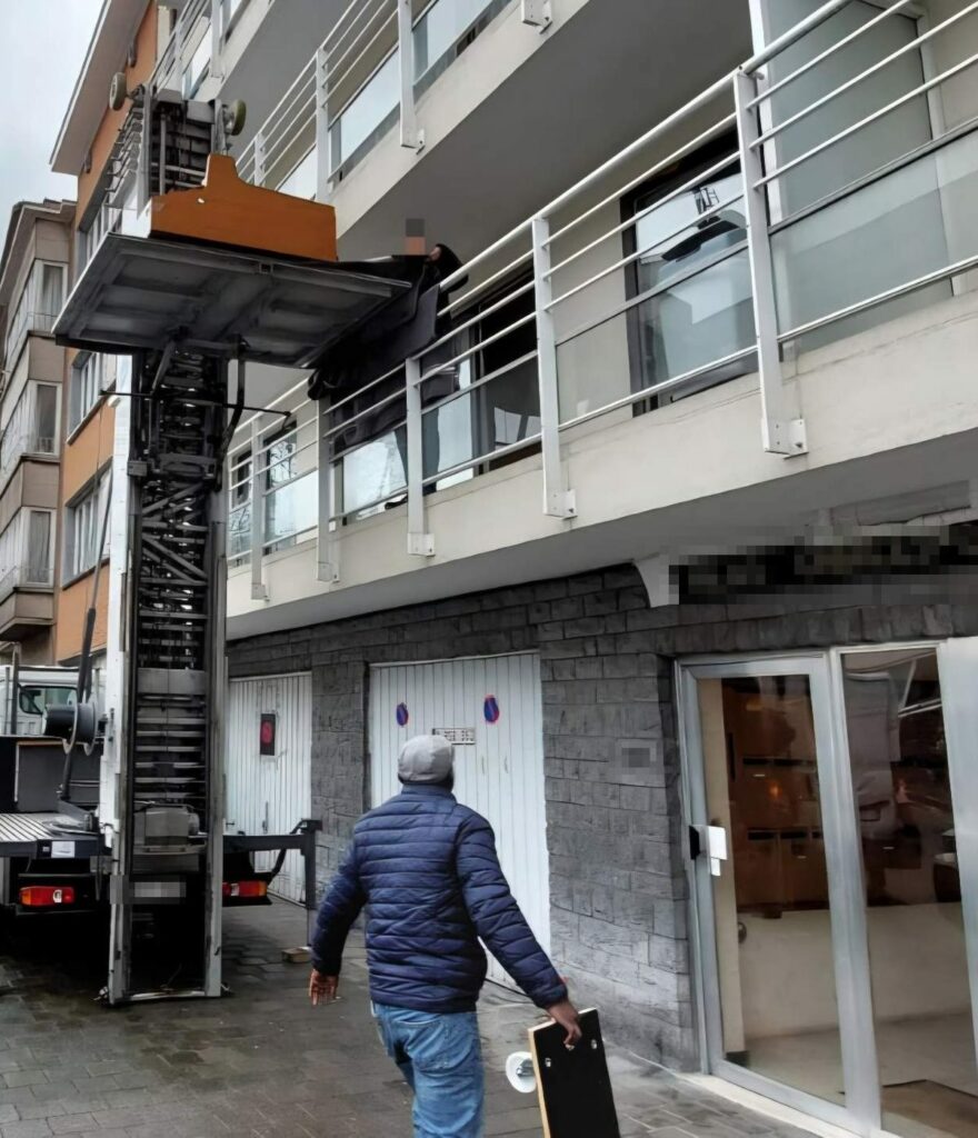 Lift piano à Bruxelles : un piano monté au balcon avec le lift de déménagement Ôlift.be