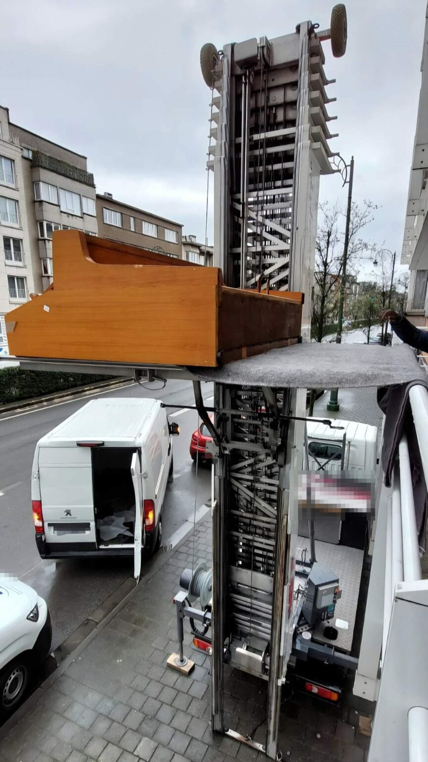 Piano posé sur le plateau du lift monte-meubles Ôlift.be, à hauteur du balcon