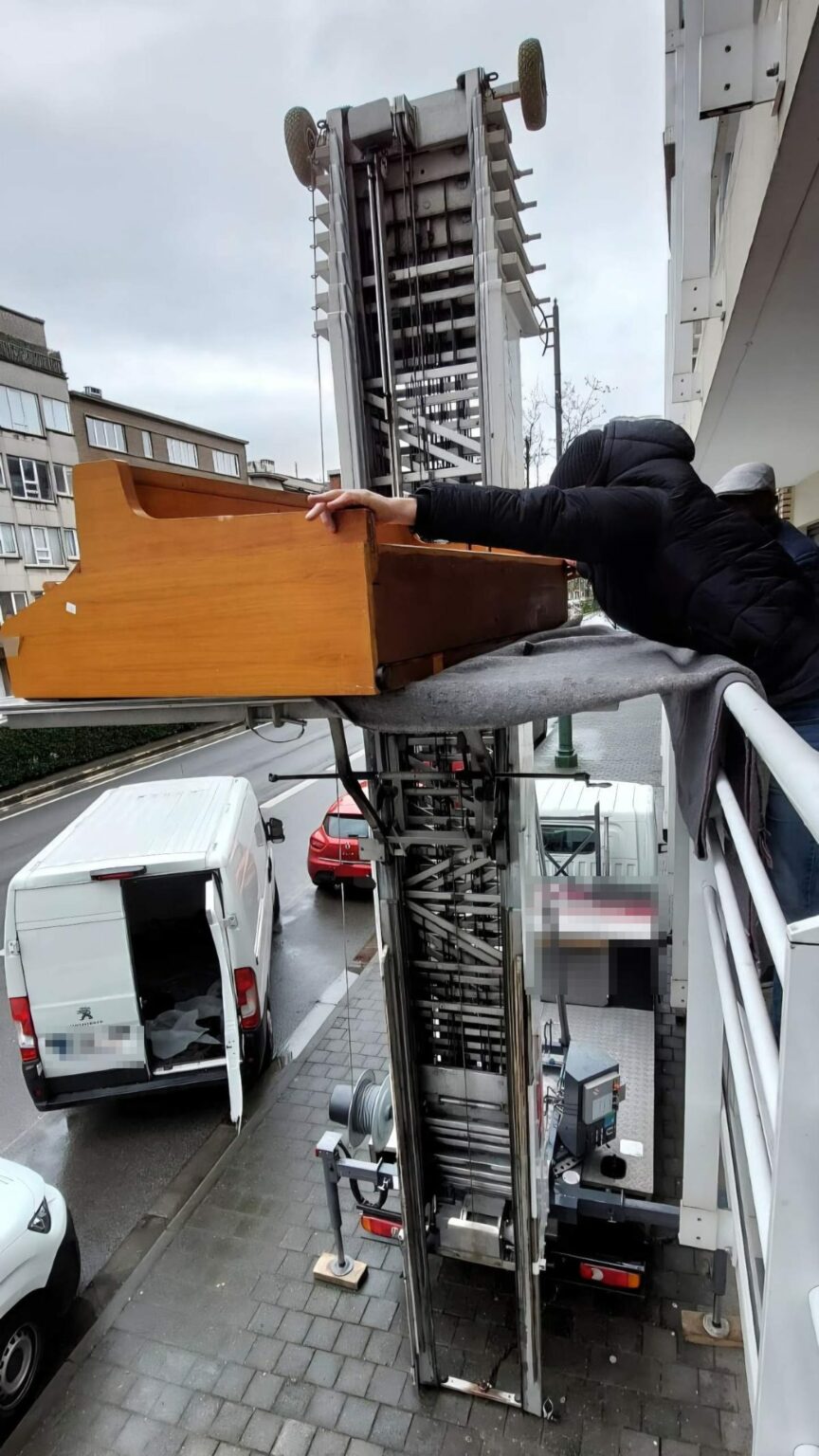 Réception d'un piano au balcon avec le lift monte-piano Ôlift.be